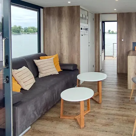 1 Bedroom Stunning Ship In Havelsee Ot Hotel en barco Kutzkow